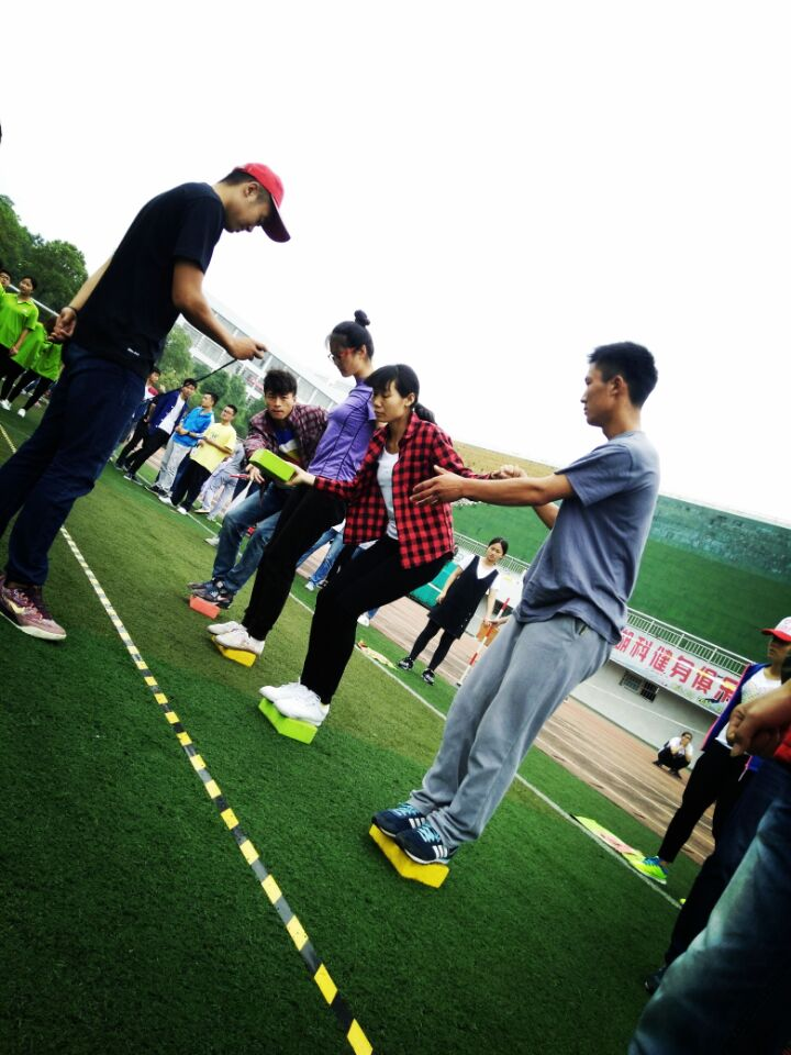 公司员工参加“摸石过河”