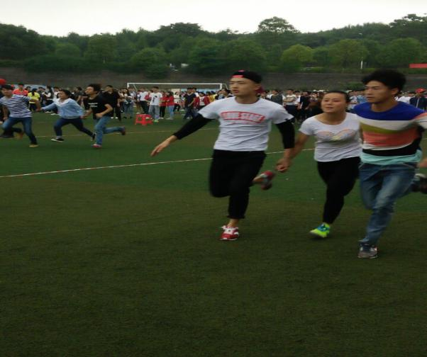 公司员工参加“滚雪球”